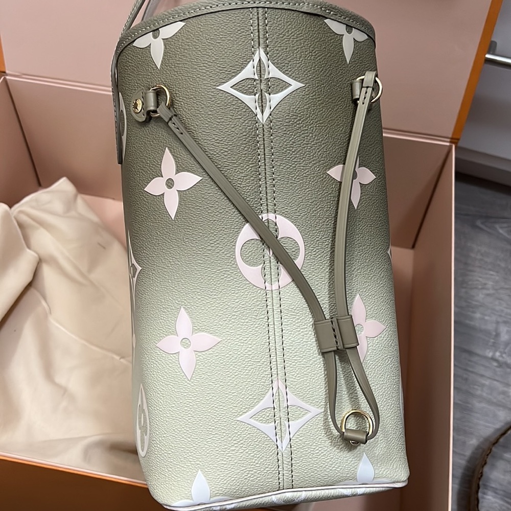 Louis Vuitton - Picture 5 of 7